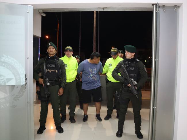 La detención se produjo en el terminal de transportes de Cali, mientras su esposa e hijo se dirigían hacia el sur del país. Foto: Policía.