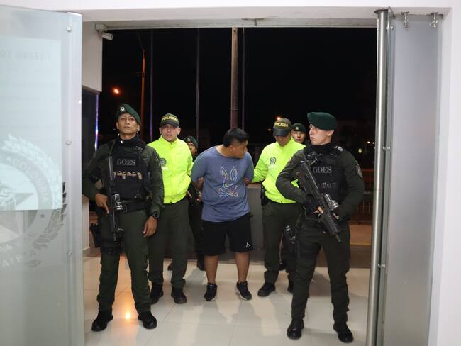 La detención se produjo en el terminal de transportes de Cali, mientras su esposa e hijo se dirigían hacia el sur del país. Foto: Policía.