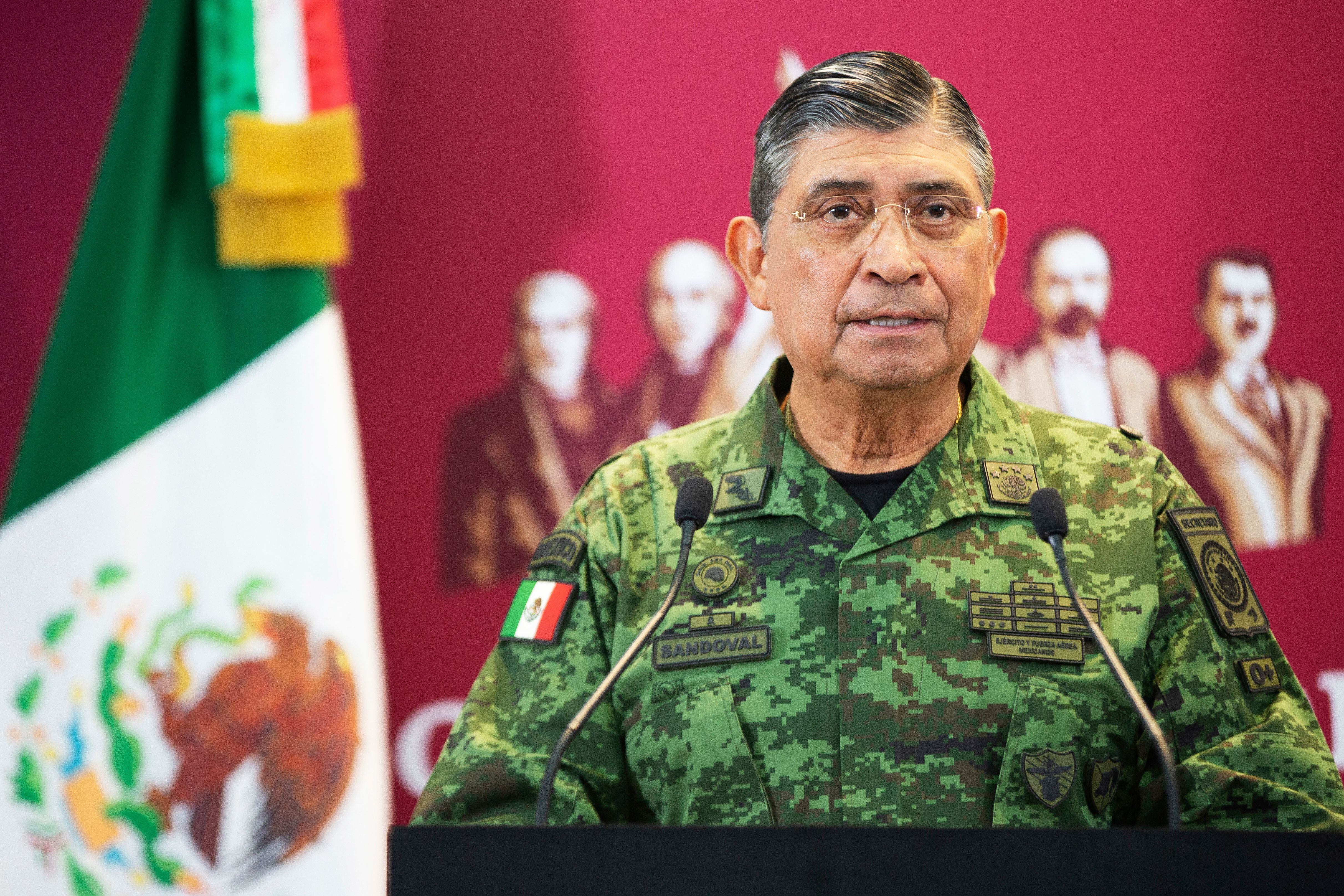El secretario del Ejército de México, Luis Cresencio Sandoval, habla durante una conferencia de prensa en la Ciudad de México el 5 de enero de 2023, luego del arresto de Ovidio Guzmán, hijo del narcotraficante encarcelado Joaquín "El Chapo" Guzmán. Foto de RODRIGO OROPEZA/AFP vía Getty Images.