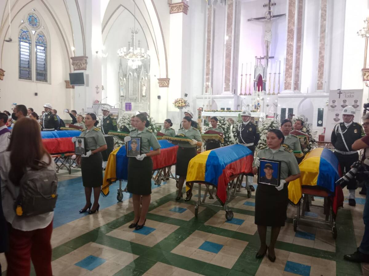Con presencia del presidente, fueron despedidos los policías asesinados en Huila