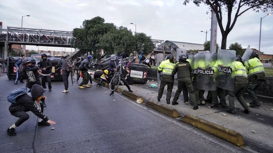 Tres reporteros fueron agredidos por el Esmad durante disturbios en Suba. Foto: Getty Images