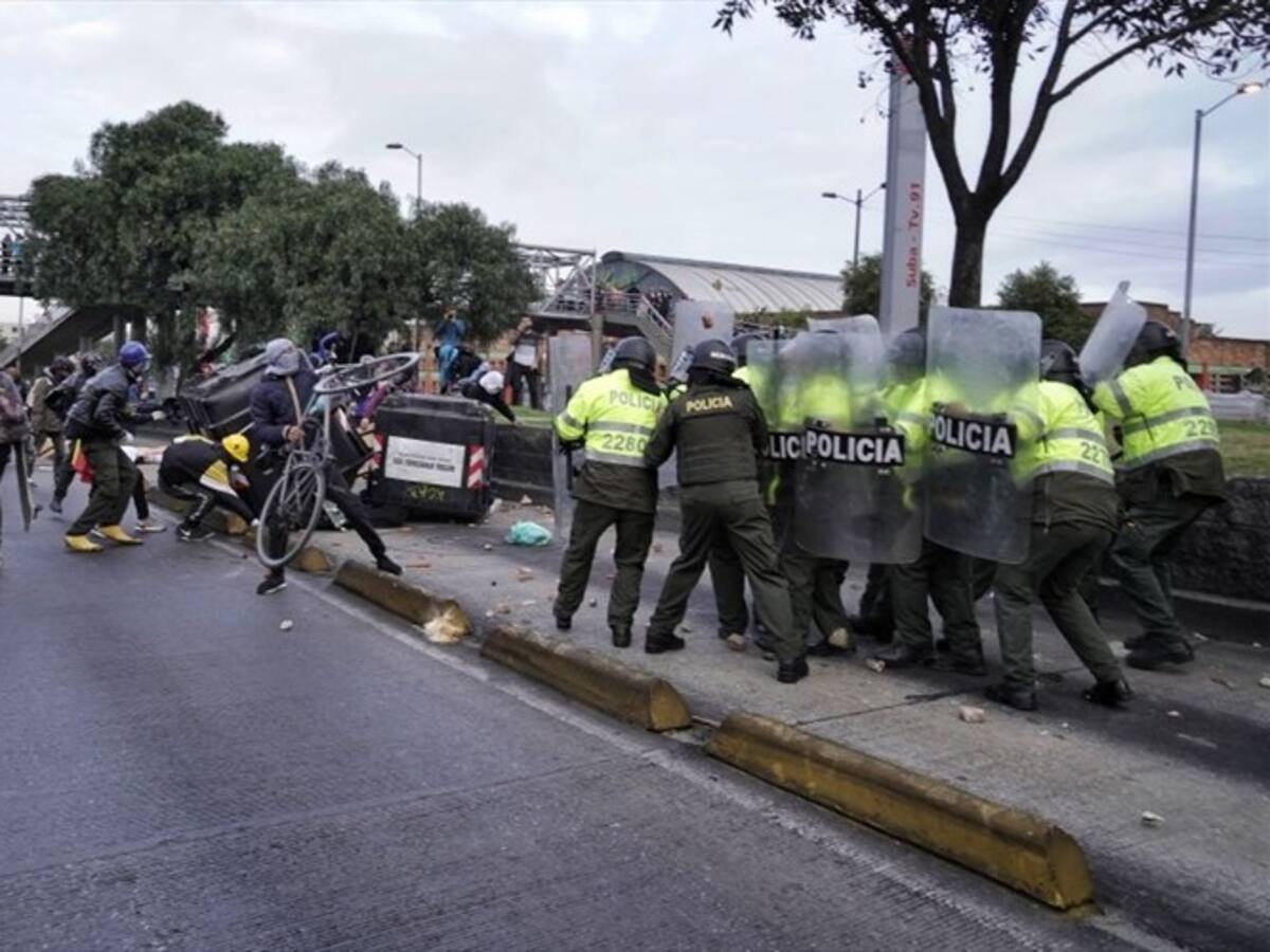 Tres reporteros fueron agredidos por el Esmad durante disturbios en Suba