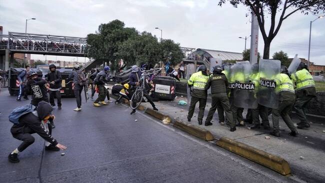 Tres reporteros fueron agredidos por el Esmad durante disturbios en Suba. Foto: Getty Images