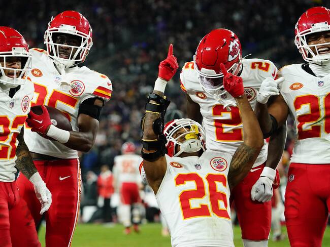 Baltimore (United States), 28/01/2024.- Kansas City Chiefs safety Deon Bush (C) celebrates with teammates after intercepting a pass in the end zone against the Baltimore Ravens during the second half of the AFC conference championship game between the Baltimore Ravens and the Kansas City Chiefs in Baltimore, Maryland, USA, 28 January 2024. The AFC conference championship Kansas City Chiefs will face the winner of the NFC conference championship game between the San Francisco 49ers and the Detroit Lions to advance to the Super Bowl LVIII in Las Vegas, Nevada, on 11 February 2024. EFE/EPA/SHAWN THEW
