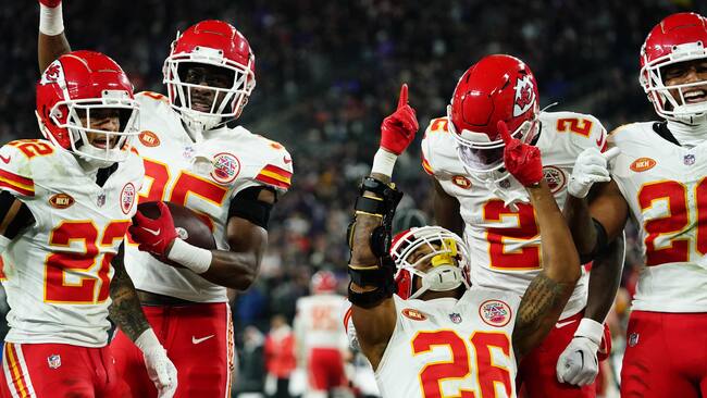 Baltimore (United States), 28/01/2024.- Kansas City Chiefs safety Deon Bush (C) celebrates with teammates after intercepting a pass in the end zone against the Baltimore Ravens during the second half of the AFC conference championship game between the Baltimore Ravens and the Kansas City Chiefs in Baltimore, Maryland, USA, 28 January 2024. The AFC conference championship Kansas City Chiefs will face the winner of the NFC conference championship game between the San Francisco 49ers and the Detroit Lions to advance to the Super Bowl LVIII in Las Vegas, Nevada, on 11 February 2024. EFE/EPA/SHAWN THEW