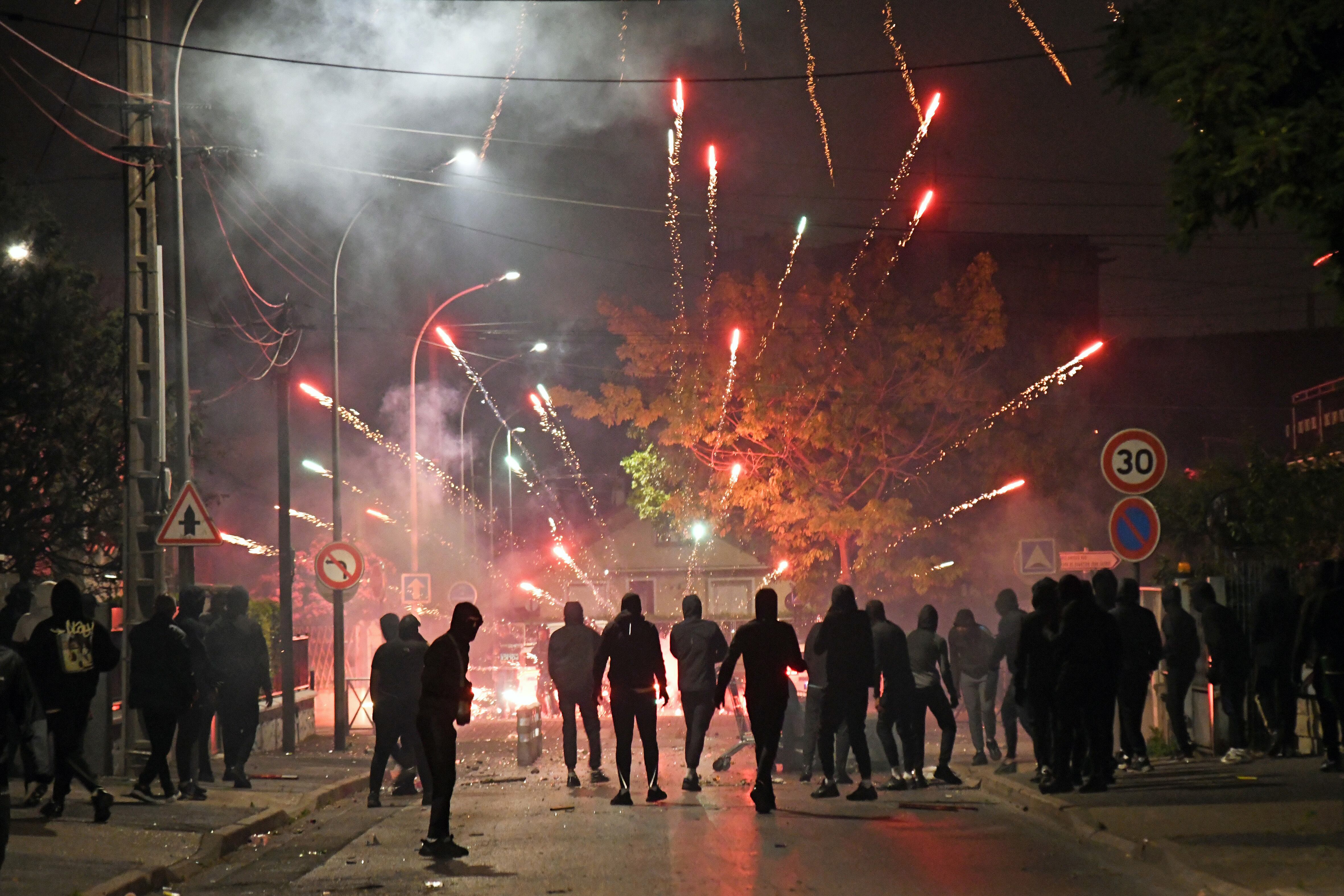 Protestas en Francia en rechazo a la muerte del joven Nahel, de 17 años, por disparos de un policía. 
(Foto: Dragan Lekic/Anadolu Agency via Getty Images)