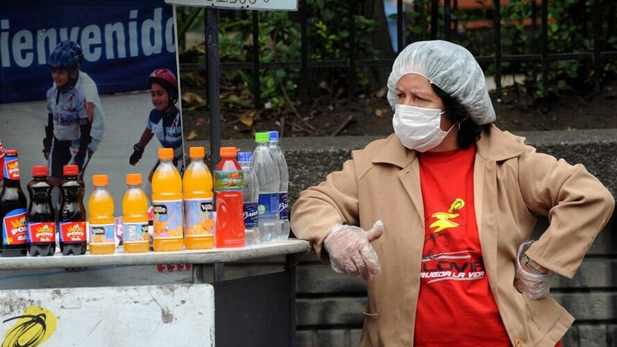 A propósito del caso 'empanadagate', el Código de Policía no establece comparendos a compradores callejeros que promuevan la ocupación indebida del espacio público. Foto: Getty Images