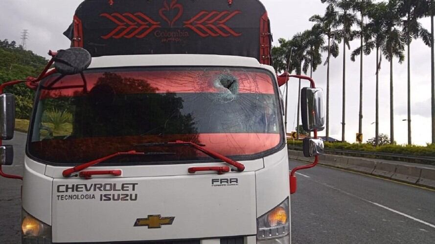 En este vehículo resultó golpeado un menor con una piedra. Foto: Enviada por el BYR.