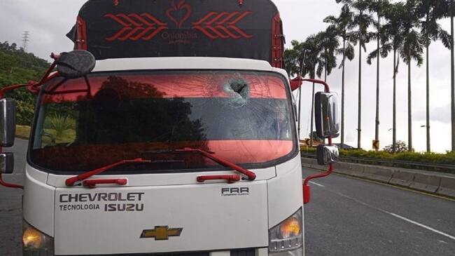 En este vehículo resultó golpeado un menor con una piedra. Foto: Enviada por el BYR.