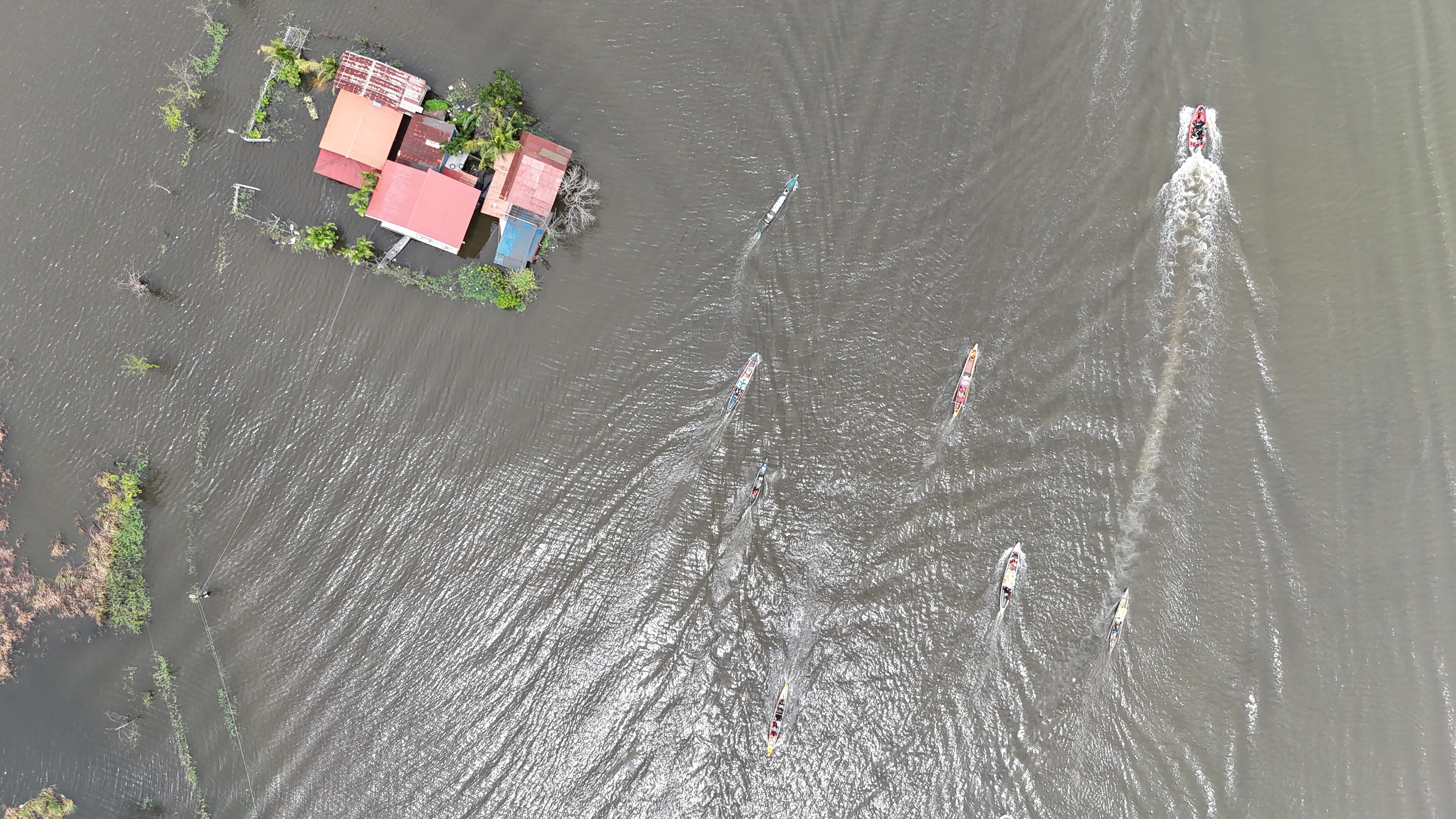 El tifón Co-may toca tierra en el este de China y continúa su camino hacia el noroeste como tormenta. (Photo by Ted ALJIBE / AFP)