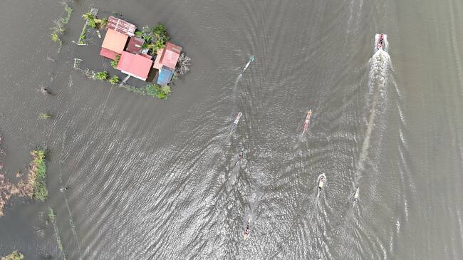 El tifón Co-may toca tierra en el este de China y continúa su camino hacia el noroeste como tormenta. (Photo by Ted ALJIBE / AFP)