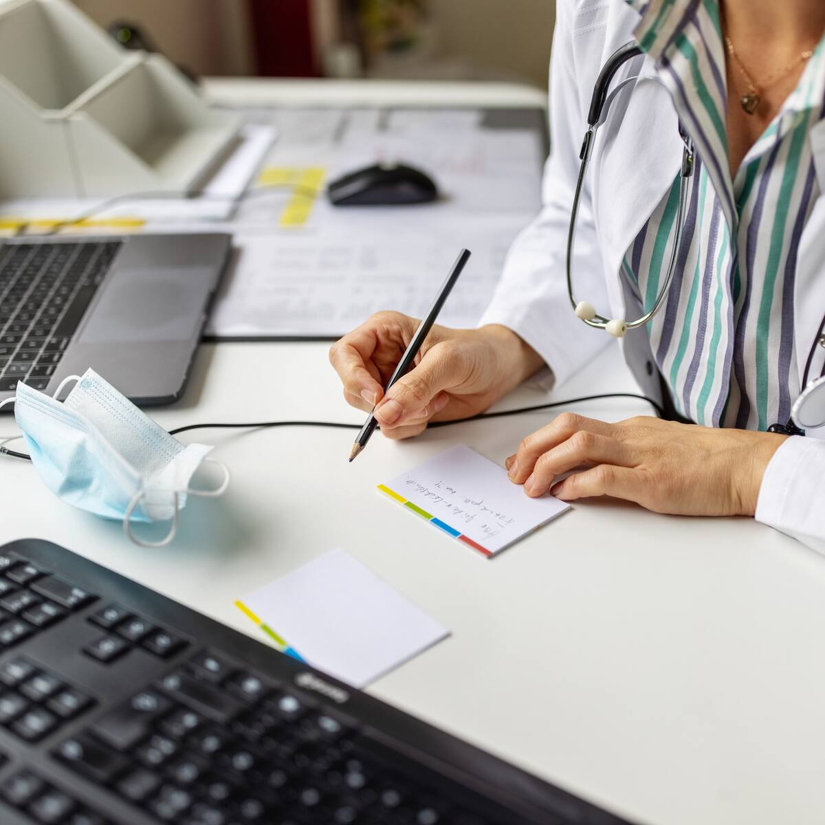 ¿Qué es un médico internista y cuánto pueden ganar?