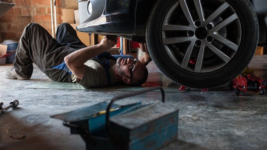 Revisión técnico-mecánica de un vehículo. Foto: Getty Images