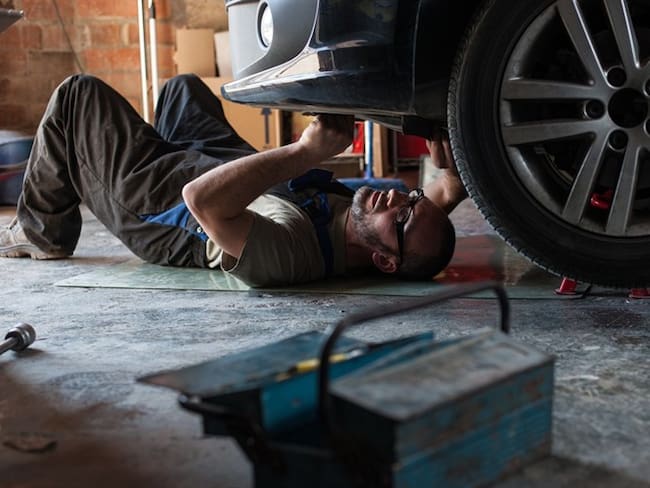 Revisión técnico-mecánica de un vehículo. Foto: Getty Images