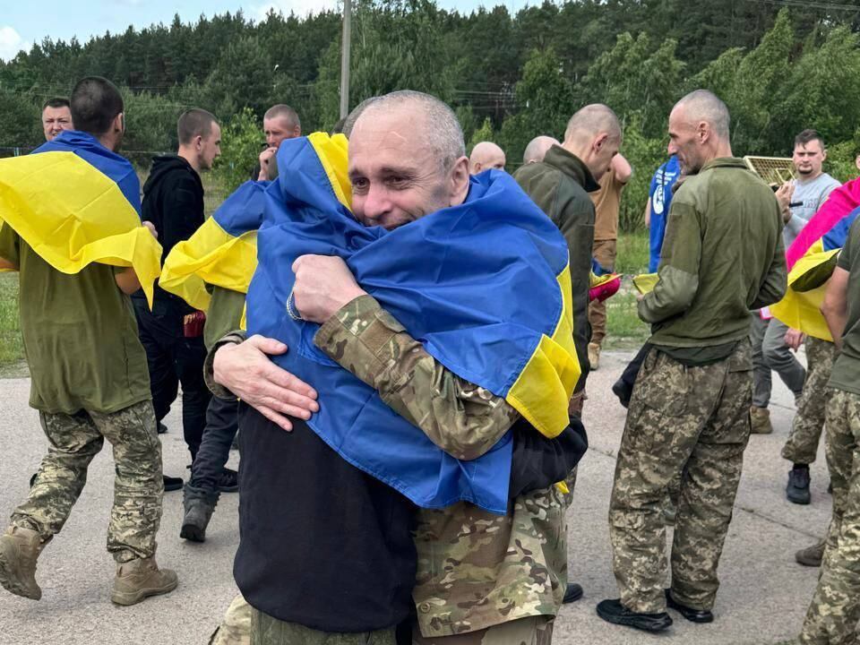 Soldados ucranianos regresan a Ucrania tras canje de prisioneros. FOTO: Ukrainian Presidency / Handout/Anadolu /Getty Images