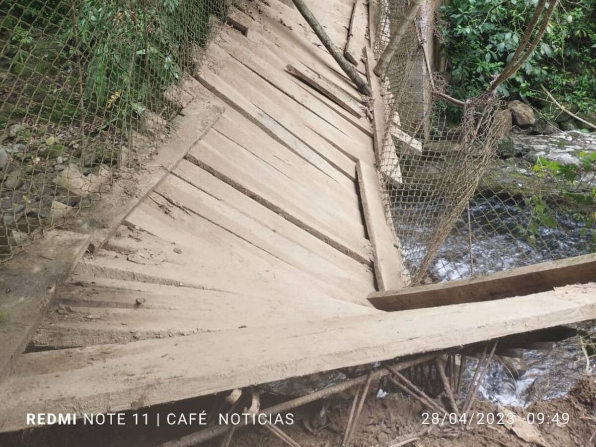 Más de 2.000 personas están incomunicadas en Ciénaga por caída de dos puentes