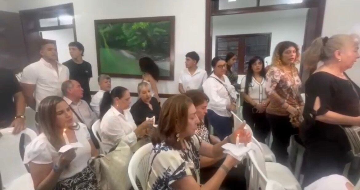 Con velatón, Cali rindió homenaje a la memoria de Miguel Uribe Turbay. Foto: W Radio.