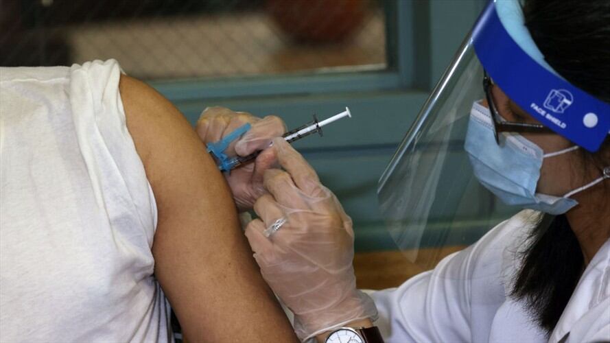 Demora en la aplicación de vacunas contra el COVID-19 en Colombia. Foto: Getty Images