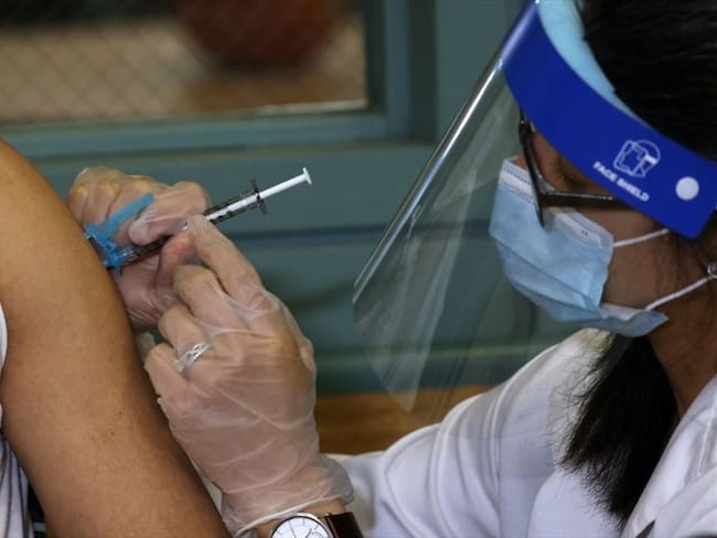 Demora en la aplicación de vacunas contra el COVID-19 en Colombia. Foto: Getty Images