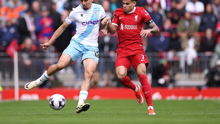Liverpool (United Kingdom), 12/04/2024.- Daniel Munoz of Crystal Palace (L) in action against Luis Diaz of Liverpool (R) during the English Premier League soccer match between Liverpool FC and Crystal Palace FC in Liverpool, Britain, 14 April 2024. (Reino Unido) EFE/EPA/ADAM VAUGHAN EDITORIAL USE ONLY. No use with unauthorized audio, video, data, fixture lists, club/league logos, &#039;live&#039; services or NFTs. Online in-match use limited to 120 images, no video emulation. No use in betting, games or single club/league/player publications.