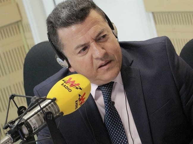 Hugo Ospina: “si quieren seguridad social para taxistas, paguen carreras más caras”
