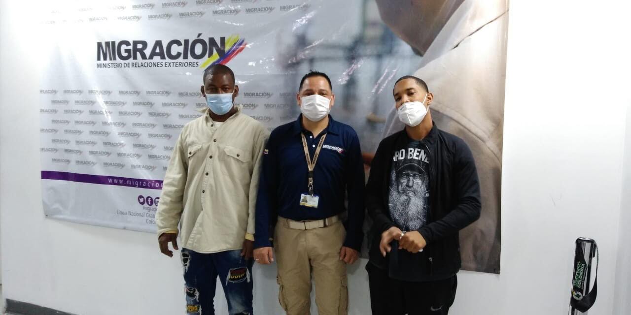 Más de 30 ciudadanos cubanos con documentación falsa fueron descubiertos por autoridades migratorias en Bogotá. Foto: Migración Colombia