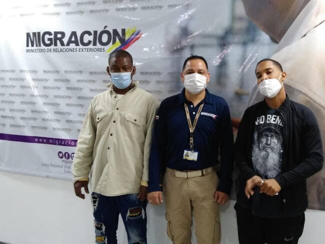 Más de 30 ciudadanos cubanos con documentación falsa fueron descubiertos por autoridades migratorias en Bogotá. Foto: Migración Colombia