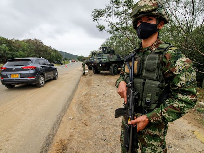Soldiers stand guard at a check point in an avenue in Cucuta, near Venezuelan border, in Colombia on February 7, 2022. (Photo by Schneyder MENDOZA / AFP) (Photo by SCHNEYDER MENDOZA/AFP via Getty Images)