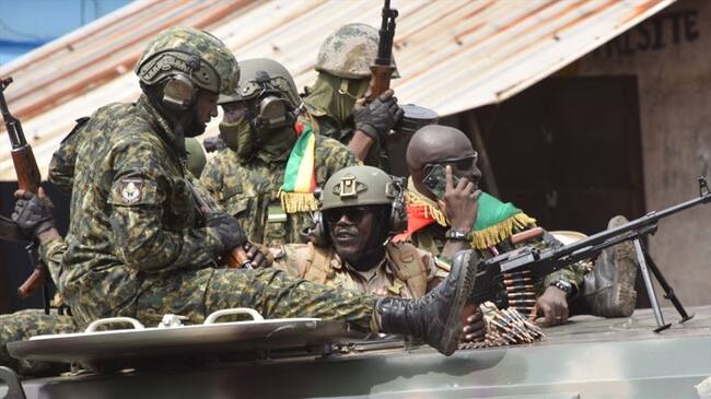 Militares dan golpe de Estado en Guinea capturando al presidente Alpha Conde. Foto: (Photo by CELLOU BINANI/AFP via Getty Images)