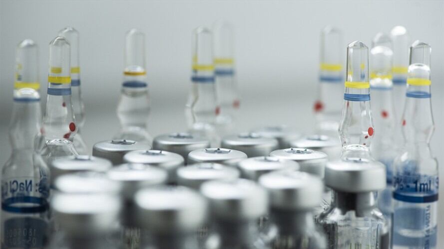 Colombia propuso ante la OMC un “llamado a prevenir las restricciones a la exportación de vacunas contra el COVID-19”. Foto: Getty Images / EMILIJA MANEVSKA