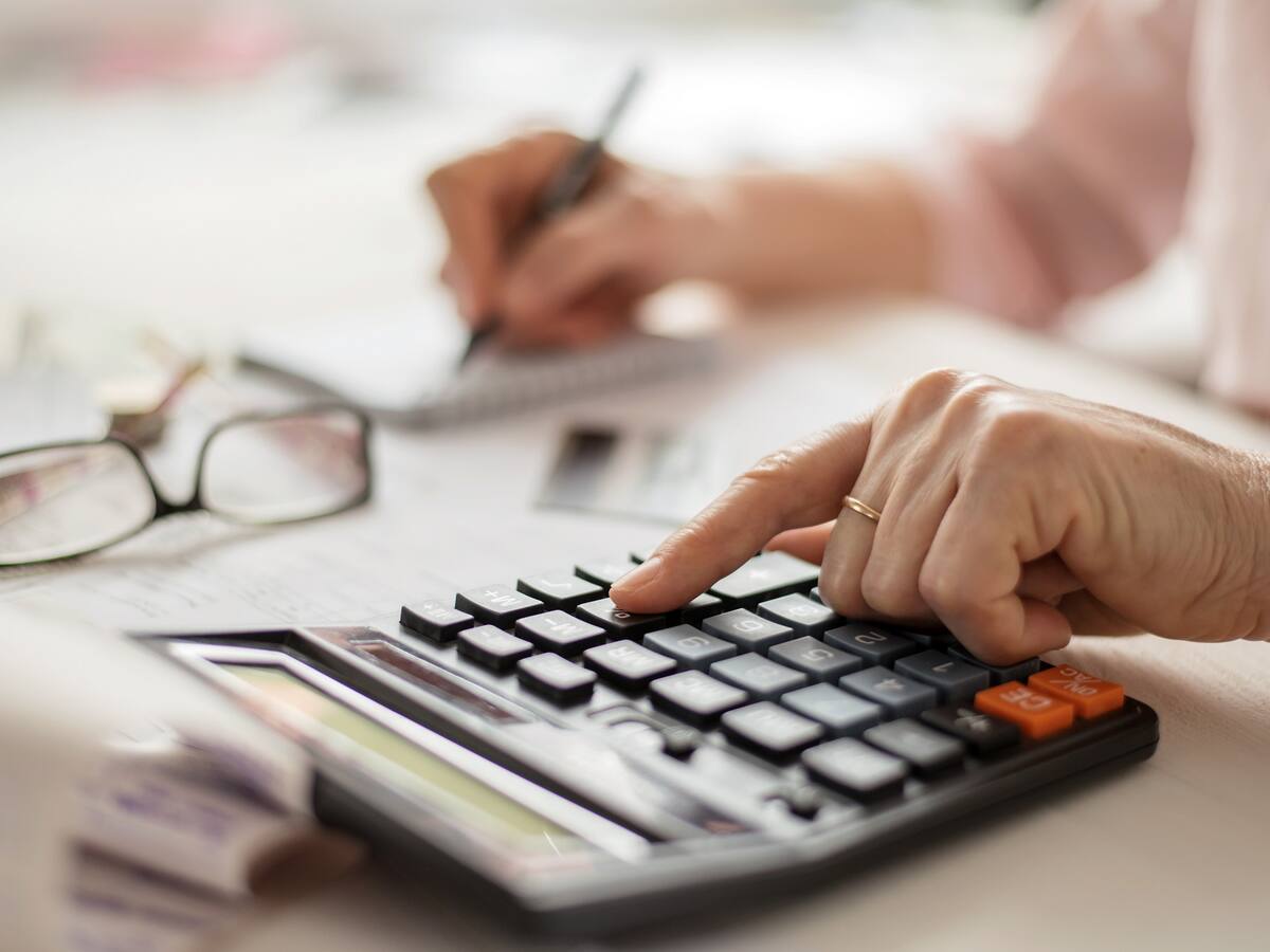 Ahorro pensional de los colombianos cayó en 2022, pese a repunte de fin de año