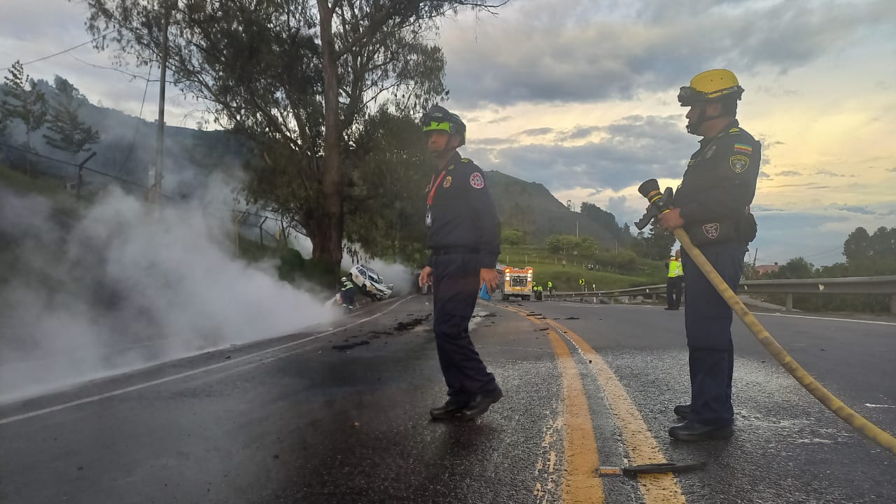 Los bomberos en Cundinamarca atendieron en las últimas horas una grave emergencia tras la explosión e incendio de dos fábricas. / FOTO: Cortersía