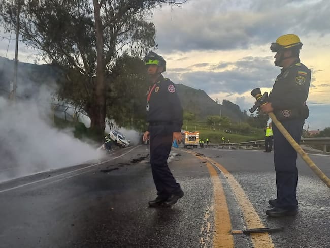 Los bomberos en Cundinamarca atendieron en las últimas horas una grave emergencia tras la explosión e incendio de dos fábricas. / FOTO: Cortersía
