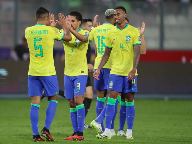 AMDEP9400. LIMA (PERÚ), 12/09/2023.- Jugadores de Brasil celebran al final de un partido de las Eliminatorias Sudamericanas para la Copa Mundial de Fútbol 2026 entre Perú y Brasil hoy, en el estadio Nacional en Lima (Perú). EFE/ Paolo Aguilar