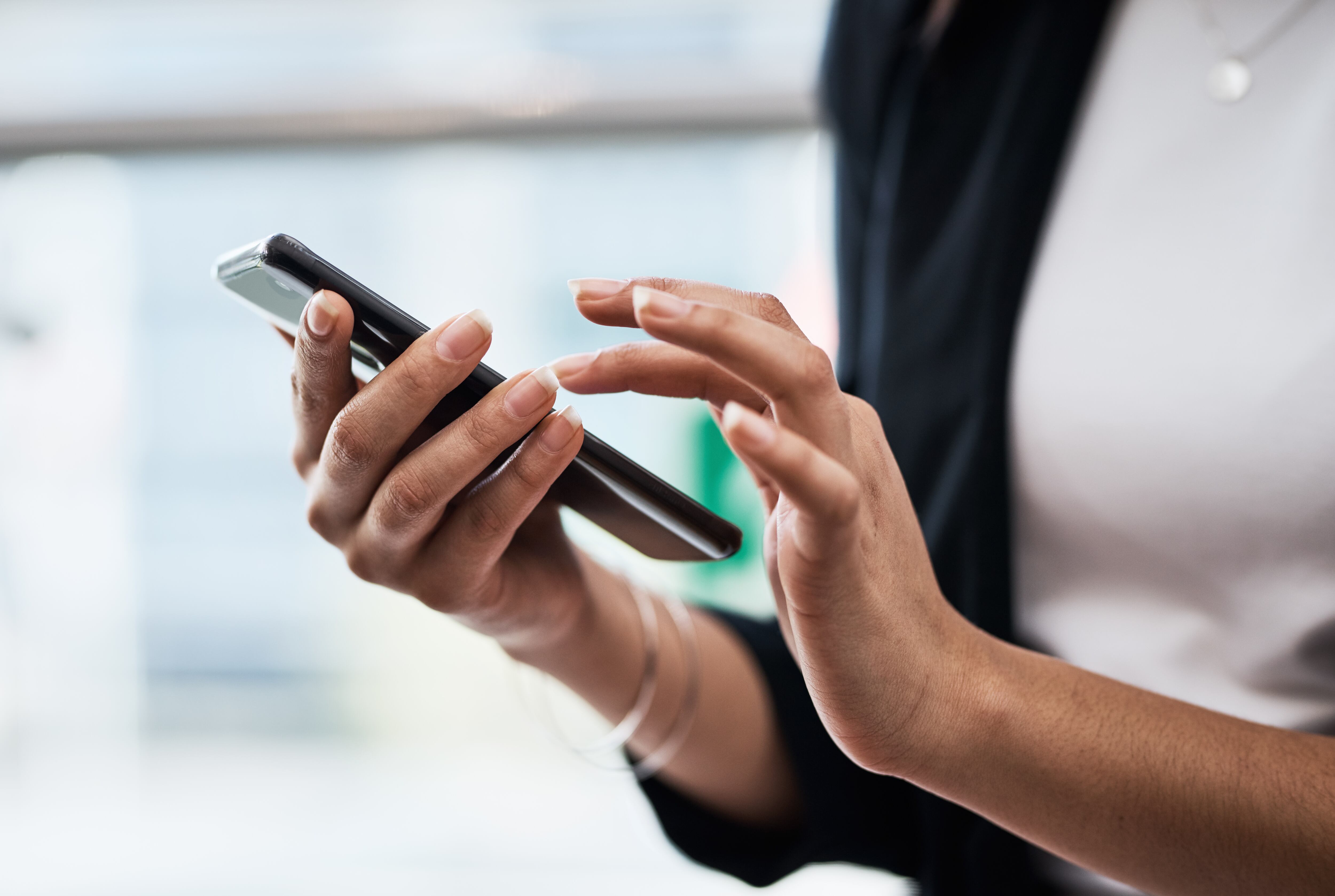 Mujer usando celular (GettyImages)