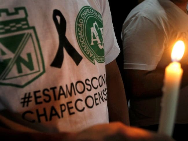 Homenaje del Atlético Nacional a las víctimas de la delegación del Chapecoense que fallecieron en accidente aéreo. Foto: Agencia Reuters/Fredy Builes
