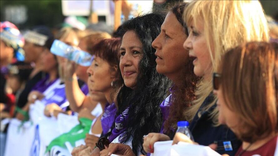 Marcha de cientos de mujeres contra la violencia de género. Foto: Agencia Anadolu