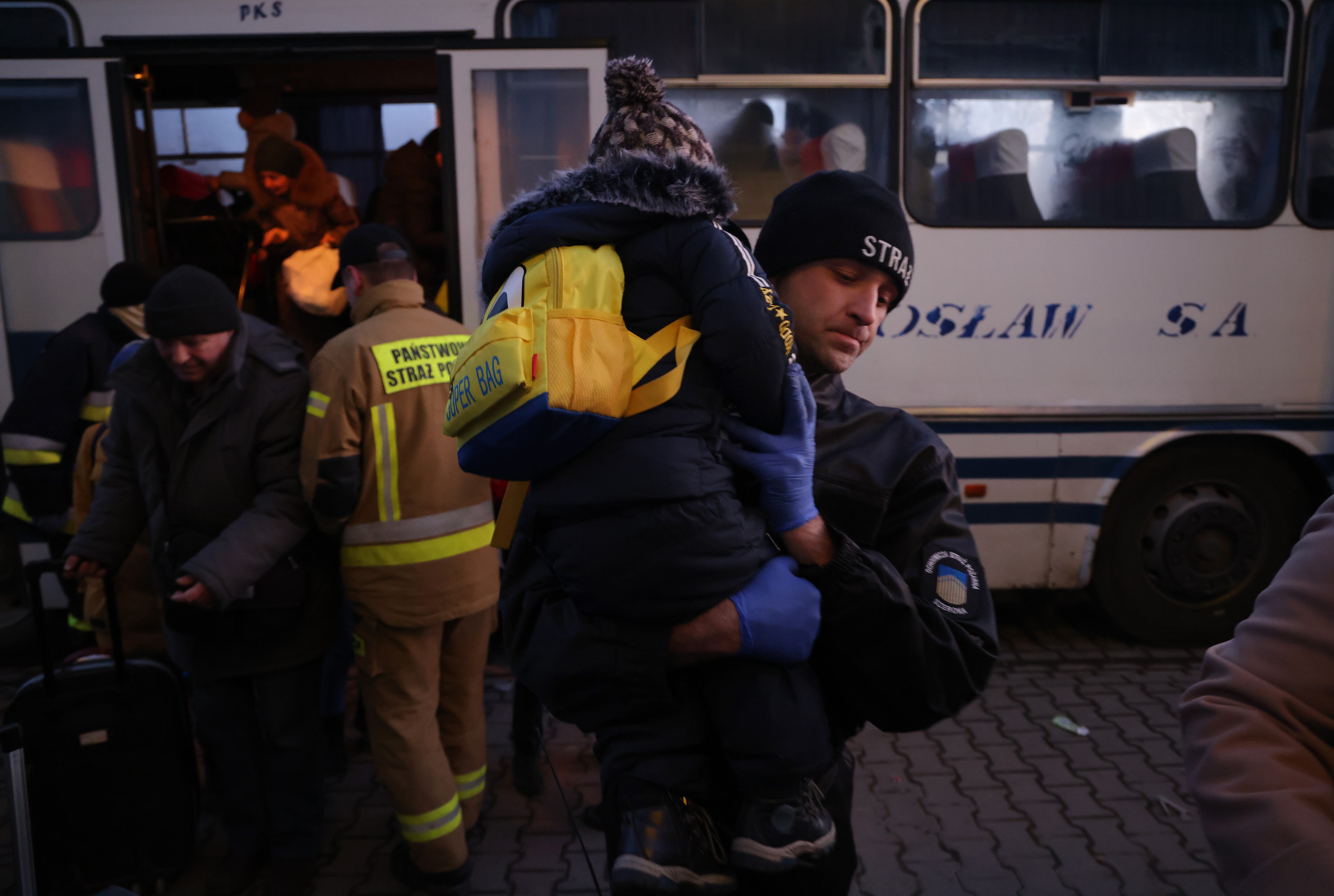 Foto de referencia de familias de Ucrania que tratan de llegar a la frontera con Polonia tras la crisis con Rusia. (Photo by Sean Gallup/Getty Images)