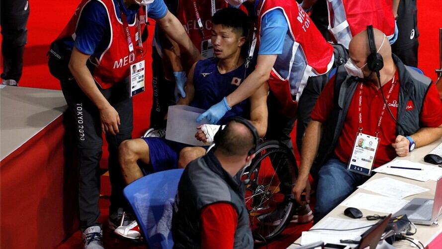 Ryomei Tanaka de Japón fue escoltado en una silla de ruedas después de ganar por puntos contra Yuberjen Martínez. Foto: EFE/EPA/RUNGROJ YONGRIT