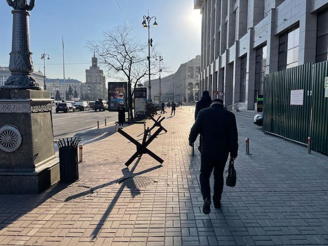 Estructuras de metal protegen la principal plaza de Kiev y las calles aledañas.