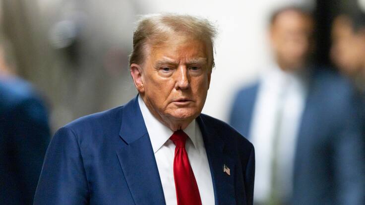 New York (United States), 30/04/2024.- Former US President Donald Trump leaves the courtroom at the end of the day in his criminal trial at New York State Supreme Court in New York, New York, USA, 30 April 2024. Trump is facing 34 felony counts of falsifying business records related to payments made to adult film star Stormy Daniels during his 2016 presidential campaign. (tormenta, Nueva York) EFE/EPA/JUSTIN LANE / POOL