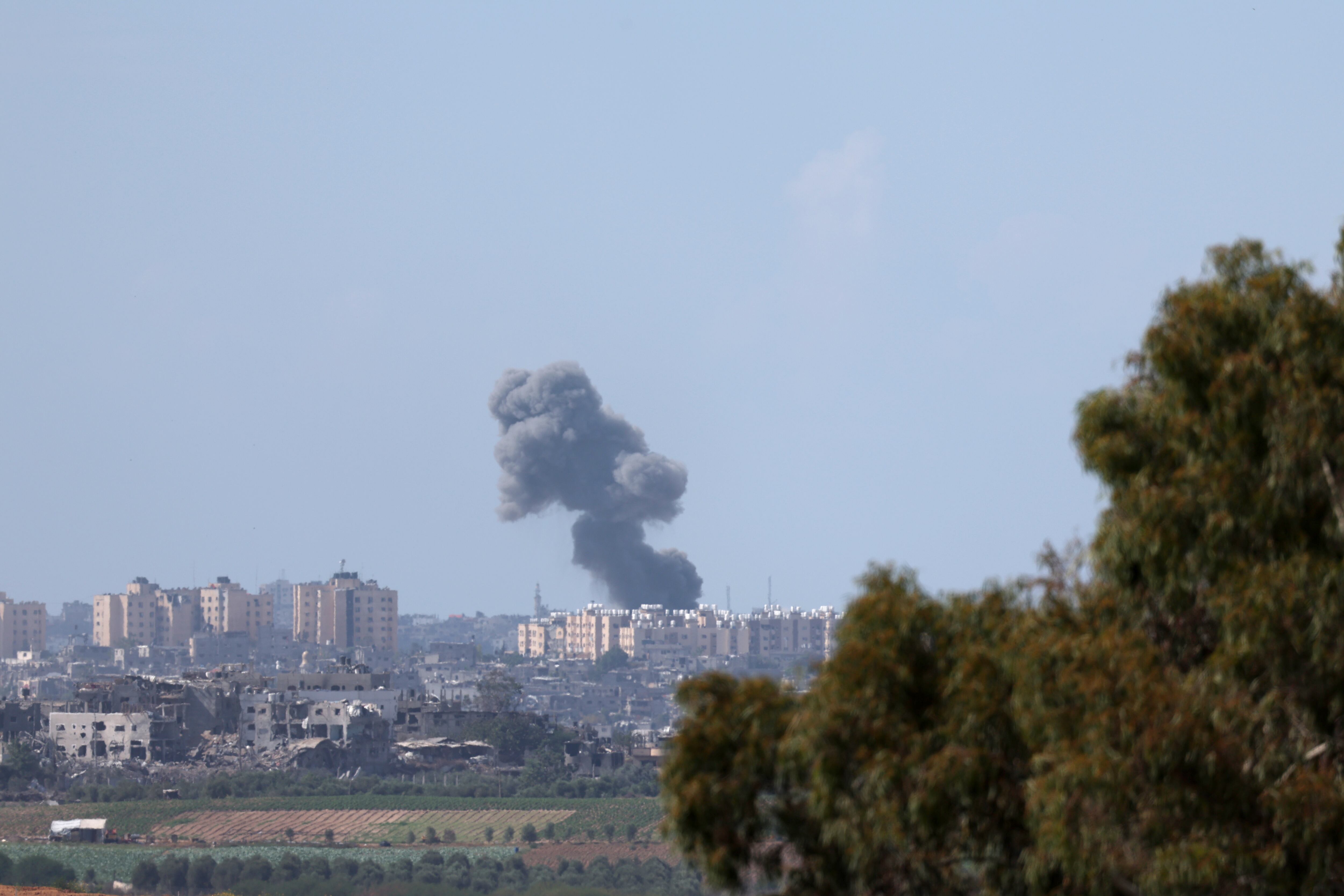 Nube de humo al norte de Gaza tras ataque aéreo de Israel. EFE/EPA/ATEF SAFADI