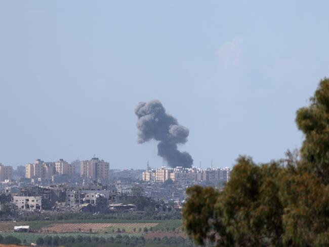 Nube de humo al norte de Gaza tras ataque aéreo de Israel. EFE/EPA/ATEF SAFADI