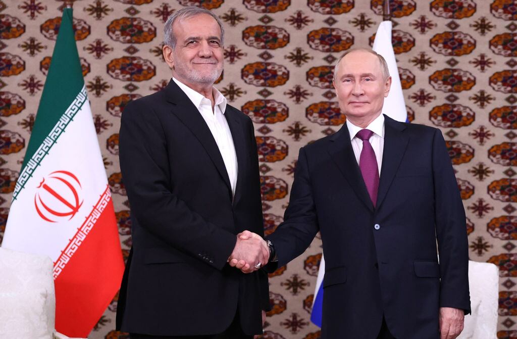 Masoud Pezeshkian y Vladimir Putin. I Foto: Iranian Presidency / Handout/Anadolu via Getty Images.