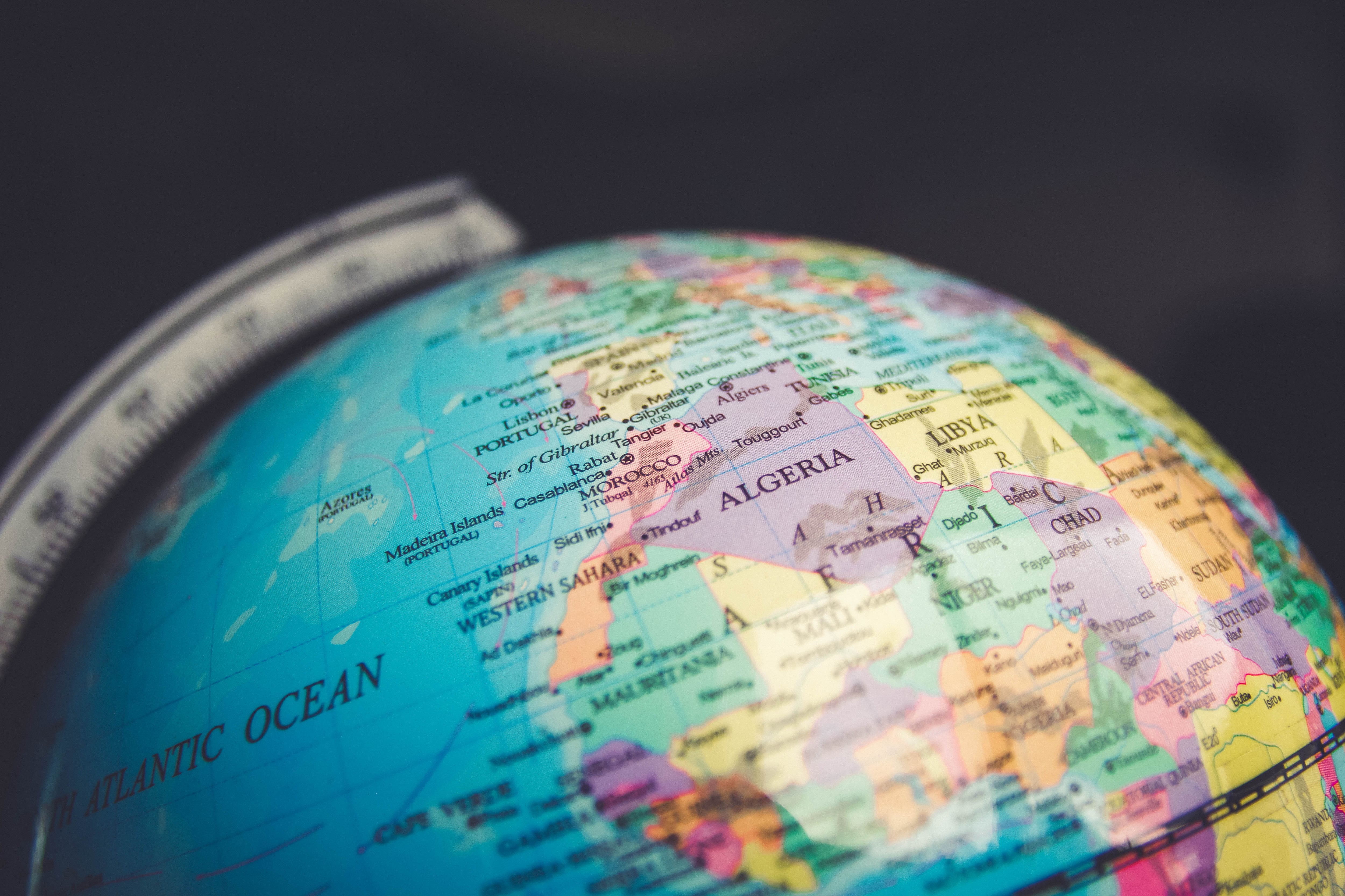 Globo terráqueo con la división de países (GettyImages)