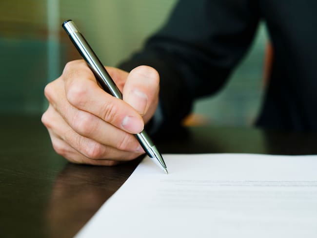 Imagen de referencia de contratos. Foto: Getty Images.