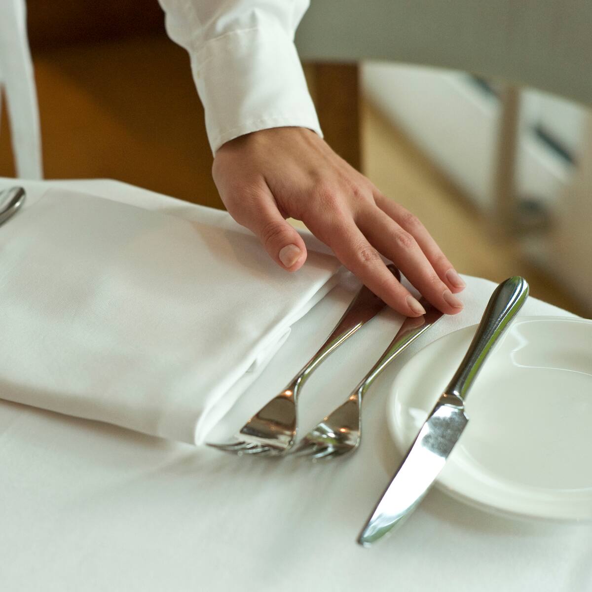 Modales: comportamientos en la mesa y qué no hacer en este espacio al comer, según experta