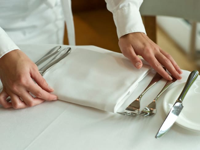 Modales: comportamientos en la mesa y qué no hacer en este espacio al comer, según experta