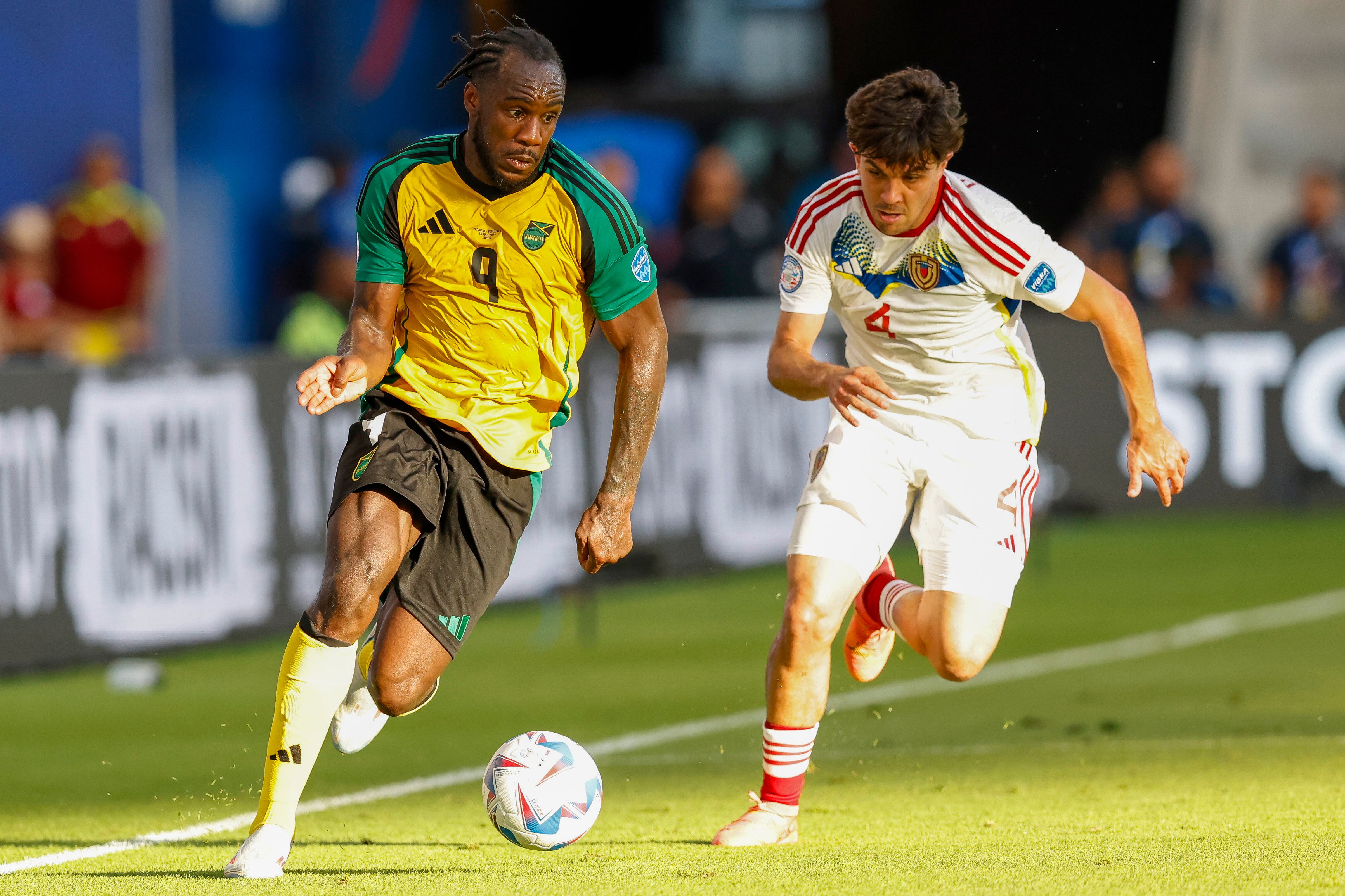 Austin (United States), 01/07/2024.- Jamaica forward Michail Antonio (L) in action against Venezuela defender Jon Mikel Aramburu (R) during the first half of the CONMEBOL Copa America 2024 group B match between Jamaica and Venezuela in Austin, Texas, USA, 30 June 2024. EFE/EPA/ADAM DAVIS