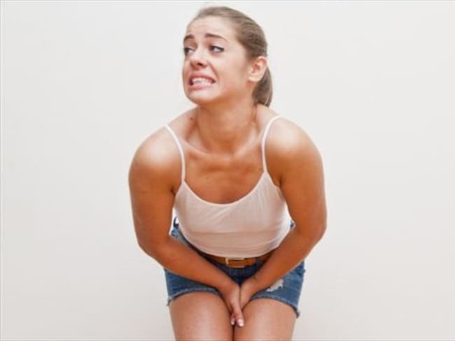 "A una mujer joven que está trabajando o haciendo las tareas de su hogar y aguanta para ir al baño porque está atendiendo a su hijo no le pasa nada", dijo el urólogo argentino Gustavo Villar a BBC Mundo. Foto: BBC Mundo.